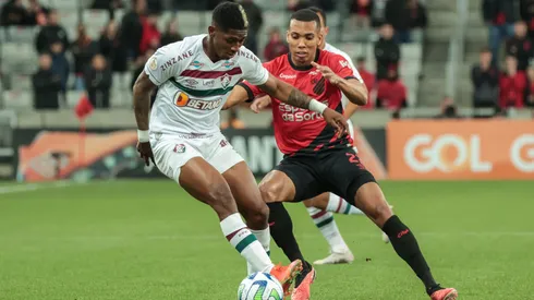 Madson jogador do Athletico-PR disputa lance com Yony González jogador do Fluminense durante partida no estádio Arena da Baixada pelo campeonato Brasileiro A 2023. Foto: Robson Mafra/AGIF