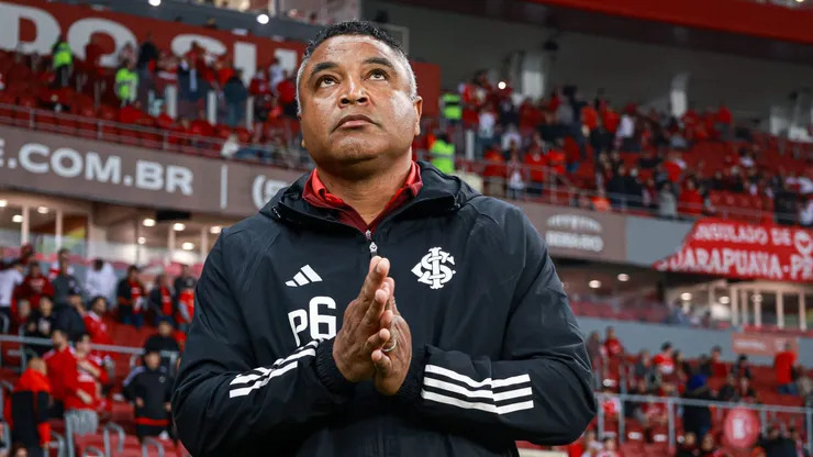 Roger Machado, técnico do Internacional, durante partida contra o Fortaleza, pelo Campeonato Brasileiro.