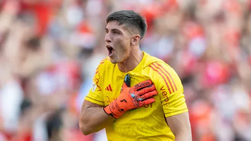 Rochet, goleiro do Internacional, comemora gol no GreNal, pelo Campeonato Brasileiro.
