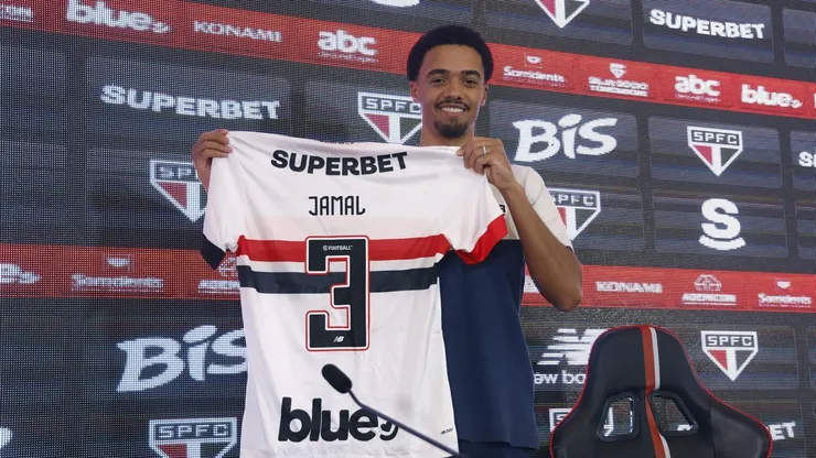 Jamal Lewis, lateral do São Paulo, em sua apresentação pelo clube.