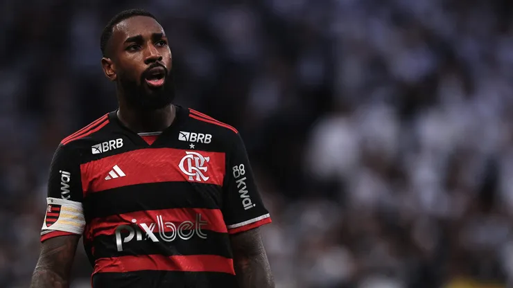 Gerson jogador do Flamengo durante partida contra o Corinthians (Foto: Ettore Chiereguini/AGIF)