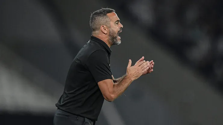Artur Jorge, técnico do Botafogo, durante partida contra o Fortaleza pelo Campeonato Brasileiro.