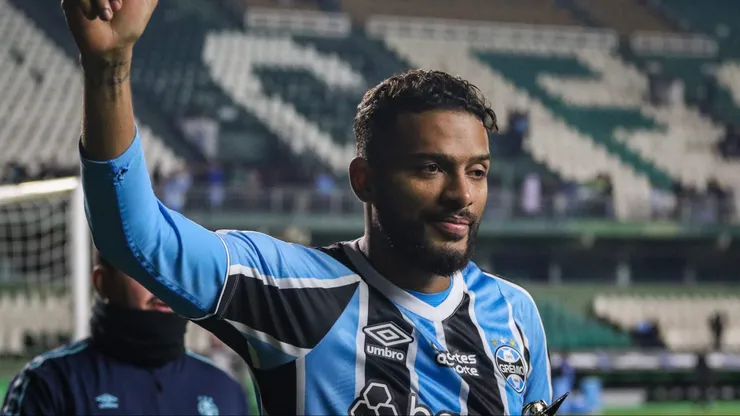 Reinaldo, jogador do Grêmio comemora seu gol durante partida contra o Fluminense (Foto: Leonardo Hubbe/AGIF)