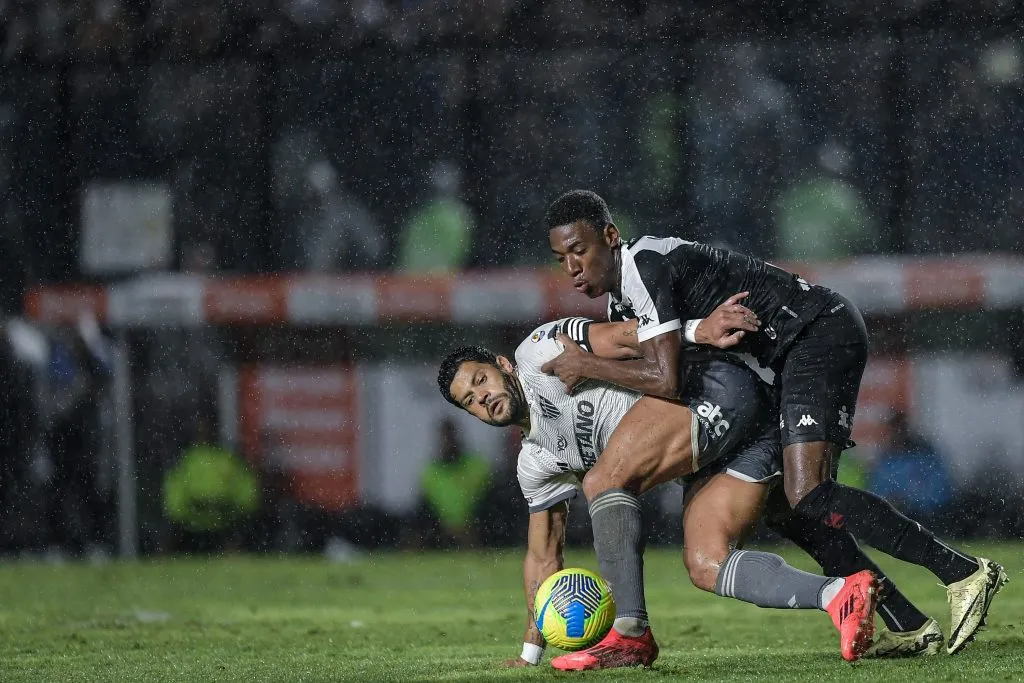 RJ – RIO DE JANEIRO – 19/10/2024 – COPA DO BRASIL 2024, VASCO X ATLETICO-MG – Leo jogador do Vasco disputa lance com Hulk jogador do Atletico-MG durante partida no estadio Sao Januario pelo campeonato Copa Do Brasil 2024. Foto: Thiago Ribeiro/AGIF