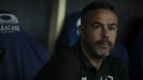 Artur Jorge, técnico do Botafogo, durante partida contra o Criciúma (Foto: Jorge Rodrigues/AGIF)