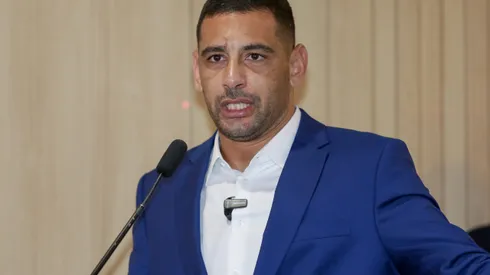 Diego Souza recebendo título de cidadão pernambucano.