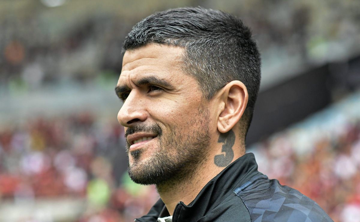 Lucho tem 'dor de cabeça' para escalar Athletico contra o Fluminense