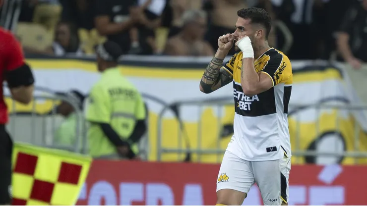 Felipe Vizeu provocando o Botafogo em comemoração de gol no Brasileirão 2024.
