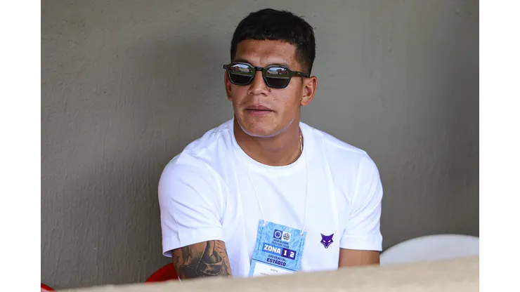 Lucas Romero assistindo partida entre Cruzeiro e Athletic no Campeonato Mineiro de 2024.