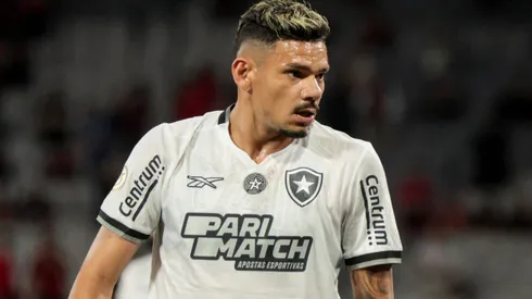 Tiquinho durante confronto contra o Athletico-PR no Brasileirão 2024.