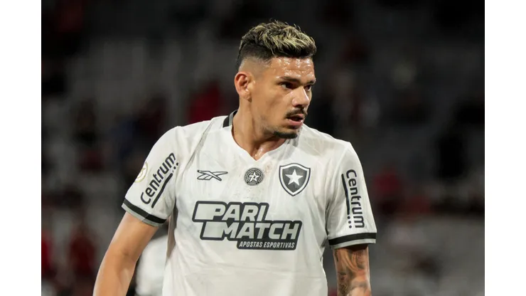 Tiquinho durante confronto contra o Athletico-PR no Brasileirão 2024.