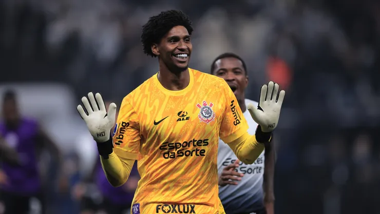 Hugo Souza goleiro do Corinthians comemora defesa de penalti durante partida contra o Bragantino no estádio Arena Corinthians pelo campeonato Copa Sul-Americana 2024. Foto: Ettore Chiereguini/AGIF