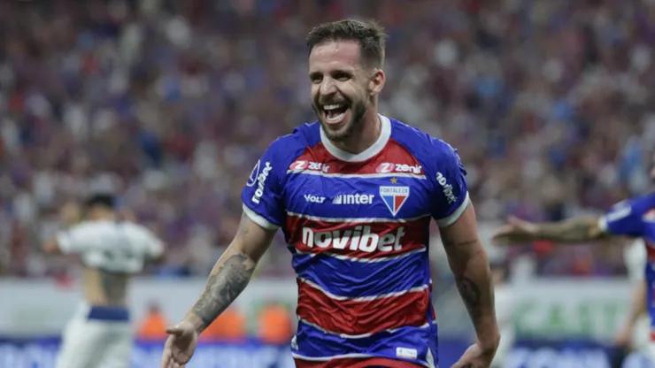 Sasha jogador do Fortaleza comemora seu gol durante partida contra o Rosário Central no estádio Arena Castelão pelo campeonato Copa Sul-Americana 2024. Foto: Lucas Emanuel/AGIF