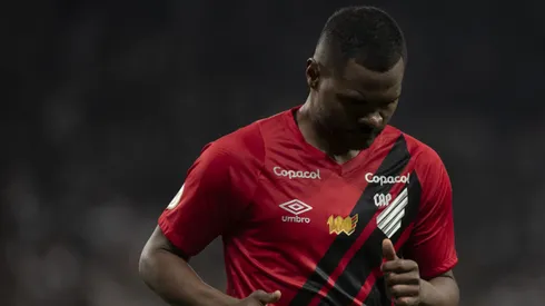 Nikão, jogador do Athletico-PR, em partida contra o Corinthians, pelo Campeonato Brasileiro.