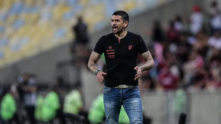 Lucho Gonzalez, técnico do Athletico-PR, durante partida contra o Flamengo (Foto: Thiago Ribeiro/AGIF)