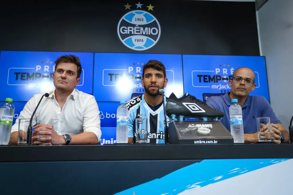 Vice-presidente de futebol Paulo Caleffi, ao lado do diretor de futebol Antonio Brum, apresenta o meio campista Pepe como novo reforço do Gremio para a temporada 2023. FOTO: LUCAS UEBEL/GREMIO FBPA