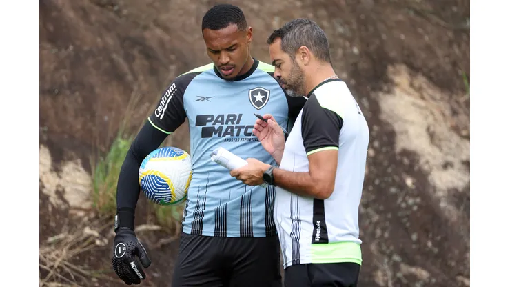 Foto: Vitor Silva/Botafogo - John e Artur Jorge durante treinamento do Botafogo.