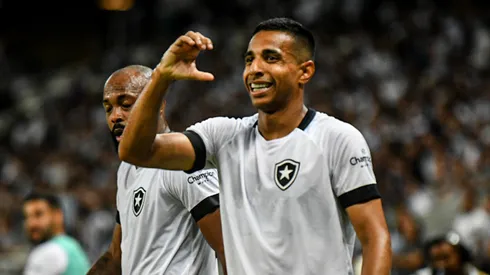 Victor Sá jogador do Botafogo comemora seu gol com jogadores do seu time durante partida contra o Ceará no estádio Arena Castelão pelo campeonato Brasileiro A 2022. Foto: Kely Pereira/AGIF