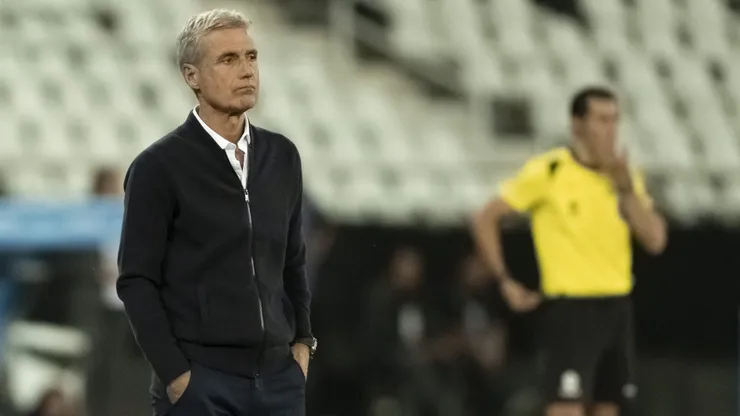 Luis Castro tecnico do Botafogo durante partida contra o Magallanes (Foto: Jorge Rodrigues/AGIF)
