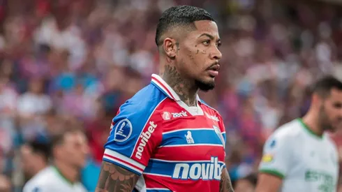 Marinho, do Fortaleza, é expulso e irrita-se em saída de campo