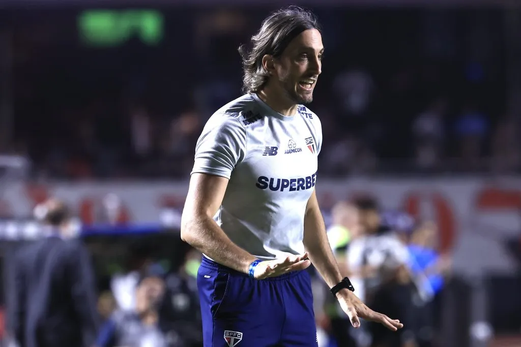 Luis Zubeldia técnico do São Paulo durante partida contra o Botafogo no estádio Morumbi pelo campeonato Copa Libertadores 2024. Foto: Marcello Zambrana/AGIF
