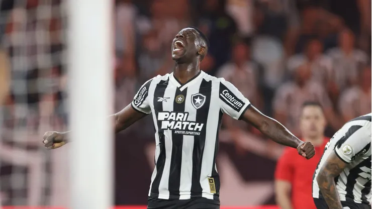 RIO DE JANEIRO, BRAZIL - SEPTEMBER 14: Luiz Henrique of Botafogo celebrates after scoring the first goal of his team during a Brasileirao 2024 match between Botafogo and Corinthians at Estadio Olimpico Nilton Santos on September 14, 2024 in Rio de Janeiro, Brazil. (Photo by Lucas Figueiredo/Getty Images)