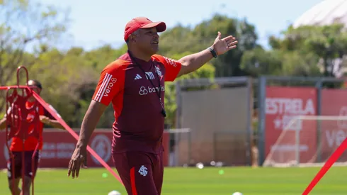 Roger Machado comandando treino do Internacional, em preparação para o GreNal 443.