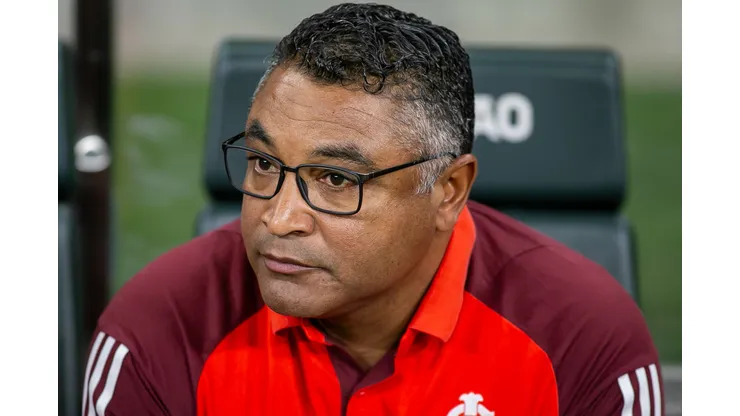 Roger Machado durante confronto contra o Cruzeiro no Campeonato Brasileiro de 2024.