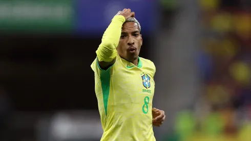 Matheus Pereira durante confronto contra o Peru nas Eliminatórias da Copa do Mundo.