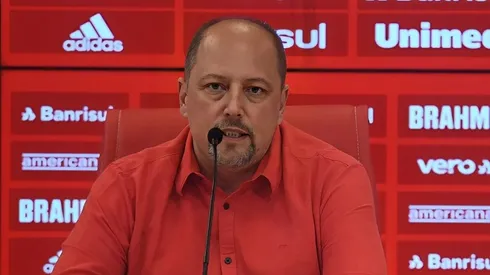 Alessandro Barcellos, presidente do Internacional, em coletiva de imprensa.