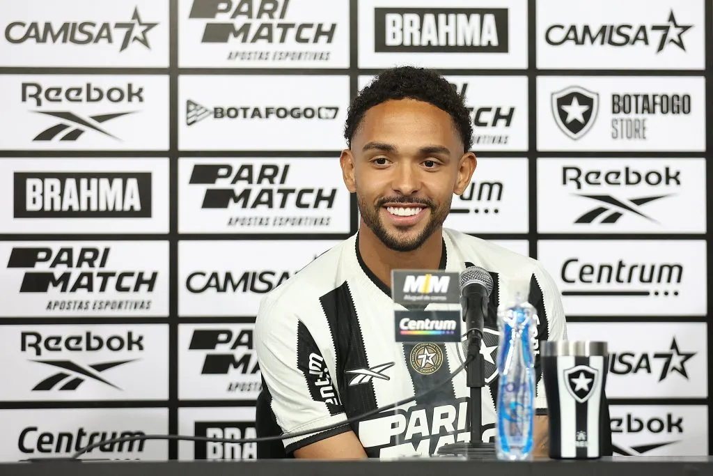 Foto: Vitor Silva/Botafogo – Vitinho durante coletiva de apresentação no Botafogo.