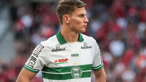 Natanael jogador do Coritiba durante execucao do hino nacional antes da partida contra o Athletico-PR no estadio Arena da Baixada pelo campeonato Paranaense 2023.