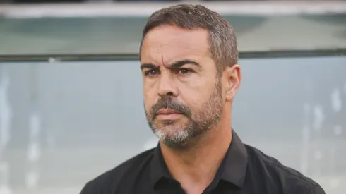 Artur Jorge técnico do Botafogo durante partida contra o Athletico-PR no estádio Arena da Baixada pelo campeonato Brasileiro A 2024. Foto: Gabriel Machado/AGIF