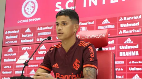 Foto: Ricardo Duarte/Internacional – Gustavo Maia durante apresentação no Internacional em 2021.