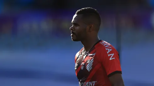 MONTEVIDEO, URUGUAY - NOVEMBER 20: Nikão of Athletico-PR looks on during the final match of Copa CONMEBOL Sudamericana 2021 between Athletico Paranaense and Red Bull Bragantino at Centenario Stadium on November 20, 2021 in Montevideo, Uruguay. (Photo by Buda Mendes/Getty Images)