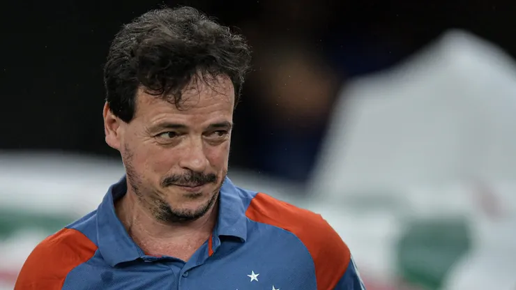 Fernando Diniz, técnico do Cruzeiro, durante partida contra o Fluminense, pelo Campeonato Brasileiro.