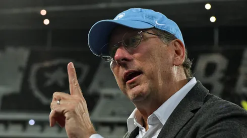 John Textor durante confronto contra o Atlético-GO no Brasileirão 2024.