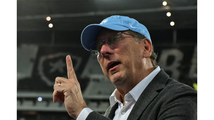 John Textor durante confronto contra o Atlético-GO no Brasileirão 2024.