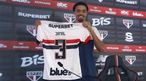 Jamal Lewis, lateral do São Paulo, em sua apresentação no CT da Barra Funda.