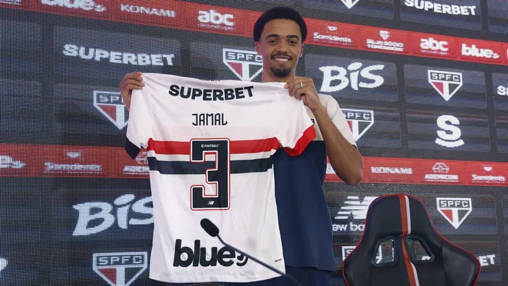 Jamal Lewis, lateral do São Paulo, em sua apresentação no CT da Barra Funda.