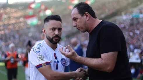 RIO DE JANEIRO, BRAZIL – AUGUST 4: Everton Ribeiro of Bahia talk to Rogerio Ceni coach of Bahia prior to the match between Fluminense and Bahia as part of Brasileirao 2024 at Maracana Stadium on August 4, 2024 in Rio de Janeiro, Brazil. (Photo by Wagner Meier/Getty Images)