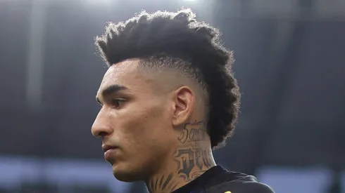RIO DE JANEIRO, BRAZIL - SEPTEMBER 21: Igor Jesus of Botafogo warms up before a Brasileirao 2024 match between Fluminense and Botafogo at Maracana Stadium on September 21, 2024 in Rio de Janeiro, Brazil. (Photo by Lucas Figueiredo/Getty Images)