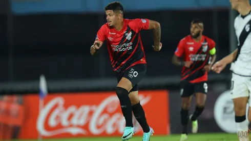 Foto: José Tramontin/athletico.com.br – Renan Viana durante confronto contra o Danubio na Sul-Americana 2024.