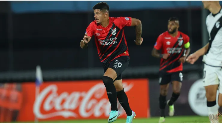 Foto: José Tramontin/athletico.com.br - Renan Viana durante confronto contra o Danubio na Sul-Americana 2024.