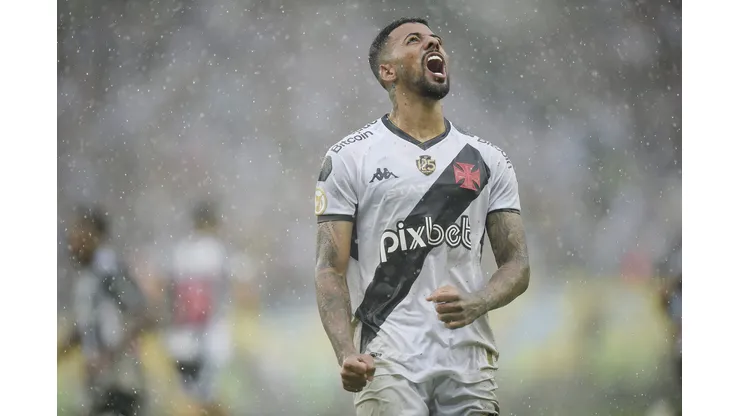 Paulinho atuando no Vasco em 2023
