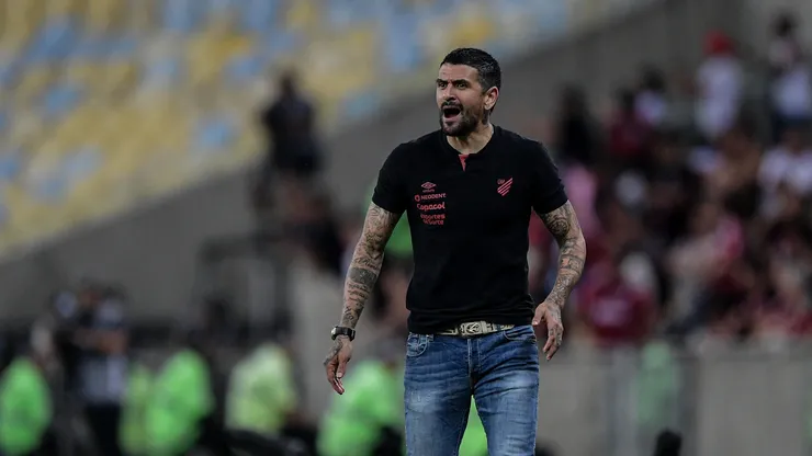 Lucho Gonzalez técnico do Athletico-PR durante partida contra o Flamengo no estádio Maracanã pelo campeonato Brasileiro A 2024. Foto: Thiago Ribeiro/AGIF