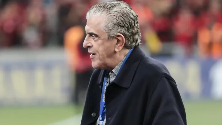 Mario Celso Petraglia presidente do Athletico-PR é visto durante cerimônia de premiação ao final da partida contra o Maringá no estádio Arena da Baixada pela decisão do campeonato Paranaense 2024.