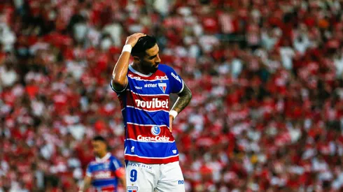 Lucero jogador do Fortaleza lamenta durante partida contra o CRB no estádio Rei Pele pelo campeonato Copa Do Nordeste 2024. Foto: Baggio Rodrigues/AGIF