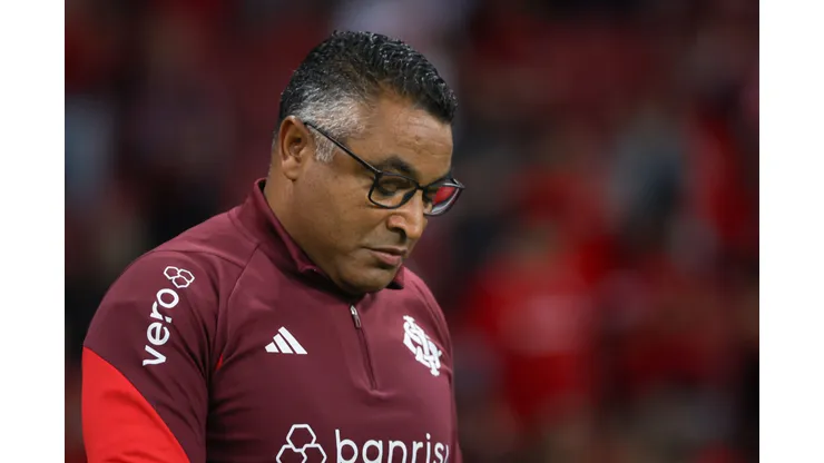 Roger Machado durante confronto contra o Rosario Central na Sul-Americana 2024.