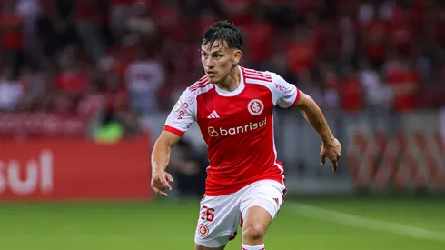 Bernabei, jogador do Internacional, durante partida contra o Vitória, pelo Campeonato Brasileiro.